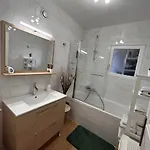 Magnifique Surequipe-balcon-vu-garage Individuel