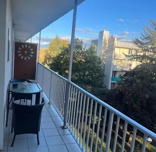 Magnifique Surequipe-balcon-vu-garage Individuel Apartment *